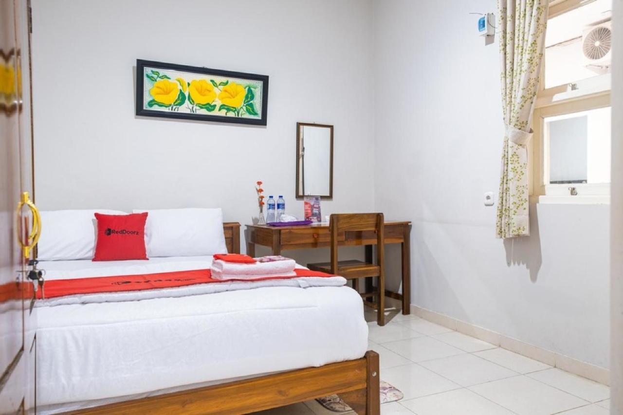 Отель Reddoorz Syariah Near Grand Kota Bintang Бекаси Экстерьер фото